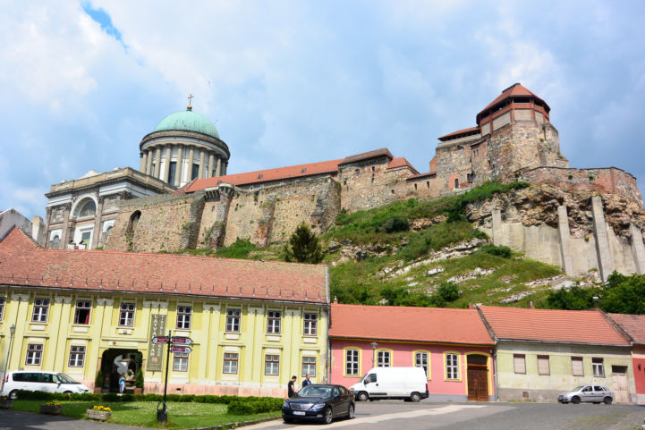 Esztergomi látkép, előtérben a Látványtár, mögötte a Bazilika és a vár